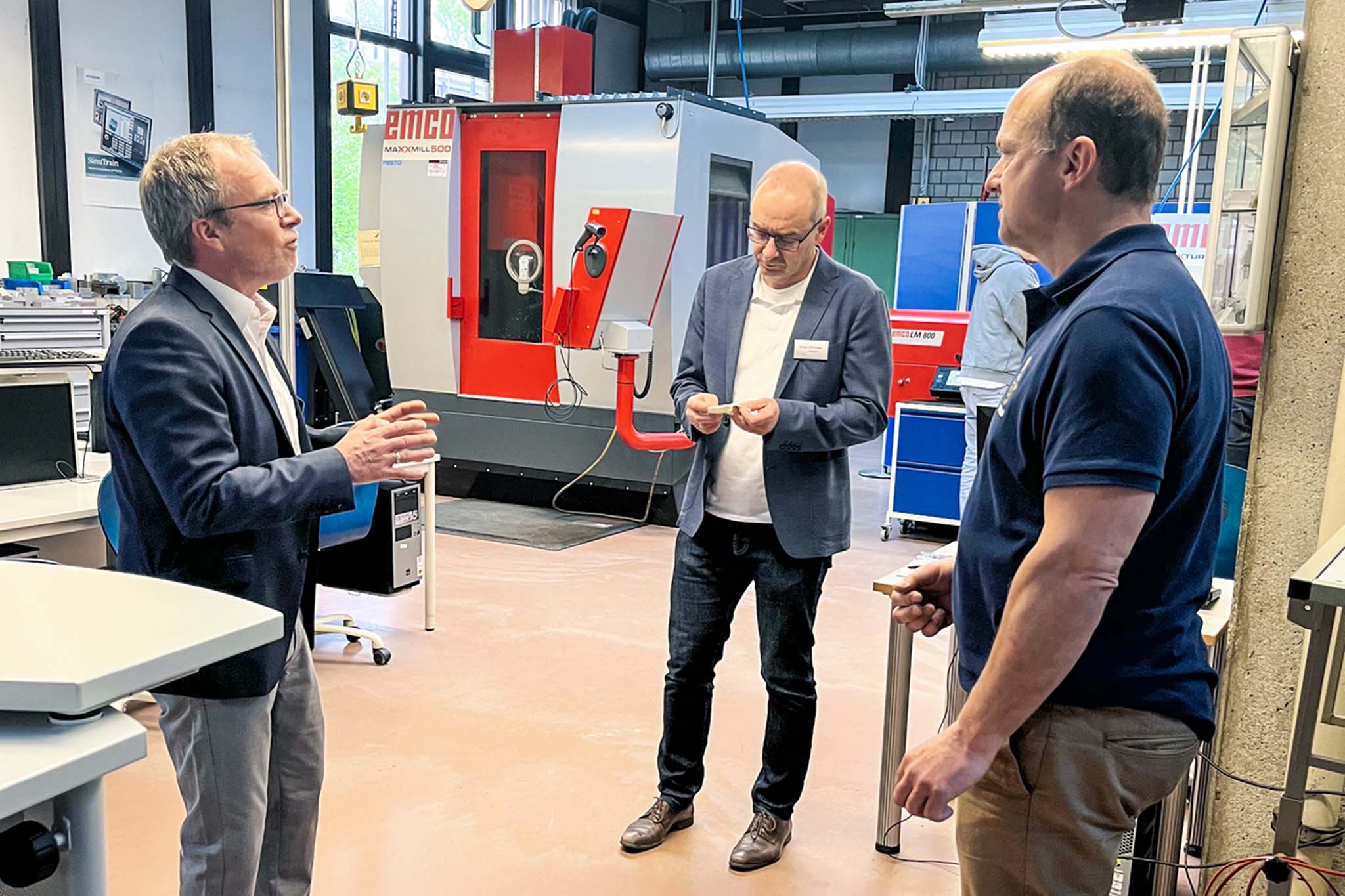 Sven Frank (MAPAL), Jürgen Wittlinger (Schulleiter) und Harald Wöhrle (Gewerbeschullehrer) beraten sich zu weiteren Projekten.